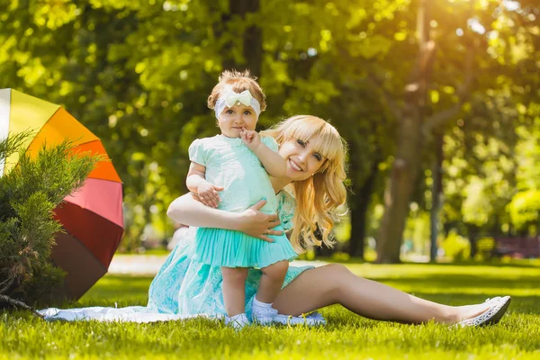 Gelukkig moeder en dochter spelen in het park — Stockfoto
