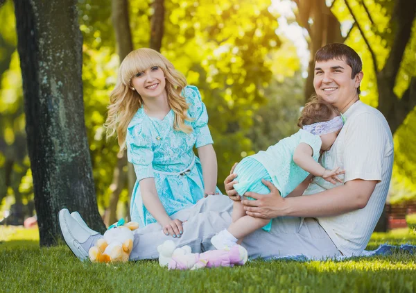 Glückliche junge Familie verbringt Zeit an einem Sommertag — Stockfoto