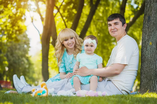 Glad ung familj spendera tid på en sommardag — Stockfoto