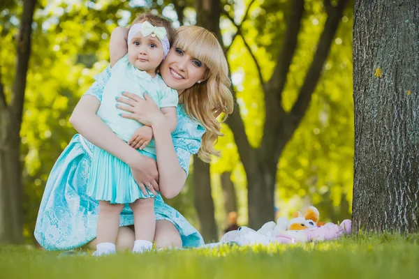 Glückliche Mutter und Tochter spielen im Park — Stockfoto