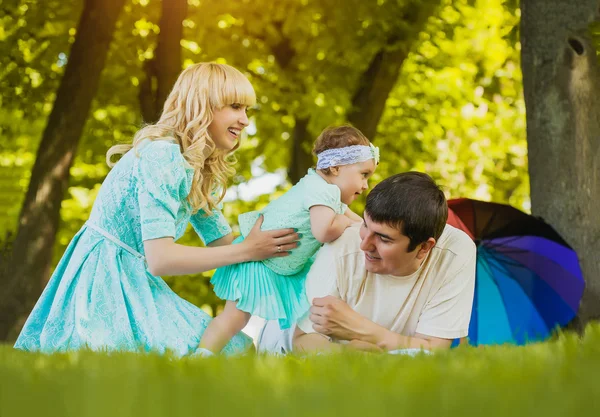 Família jovem feliz passar o tempo em um dia de verão — Fotografia de Stock