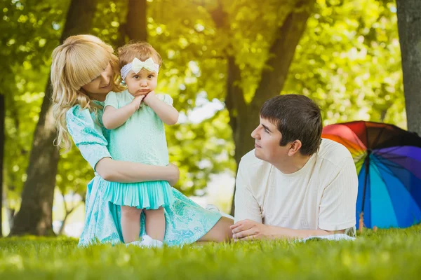 Glad ung familj spendera tid på en sommardag — Stockfoto