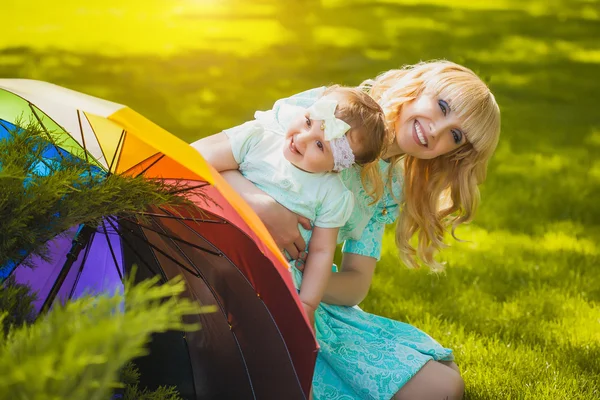 Mutter mit Tochter im Park — Stockfoto