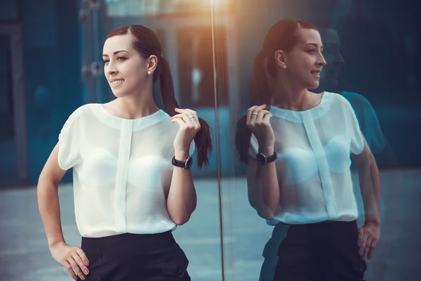 Business woman walking outside in city — Stock Photo, Image