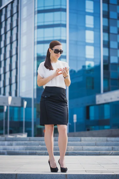 Successful businessman talking on cellphone. — Stock Photo, Image