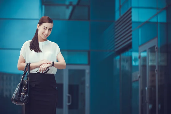 Business woman walking outside in city — Stock Photo, Image