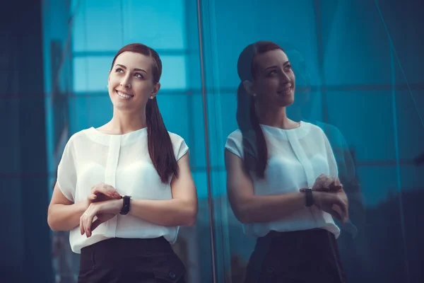 Business woman walking outside in city — Stock Photo, Image