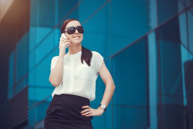 başarılı bir işadamı cep telefonunuzun konuşma.