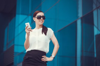 başarılı bir işadamı cep telefonunuzun konuşma.