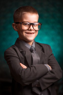 yeşil bir arka plan üzerinde neşeli boy gülümseyerek