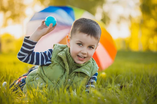 Портрет счастливого маленького мальчика в парке — стоковое фото