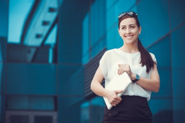 dizüstü bilgisayar ile başarılı bir iş adamı