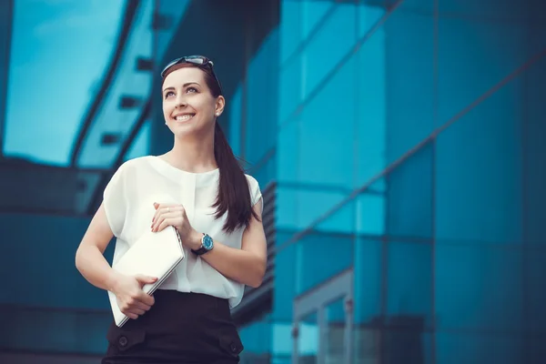 Exitoso hombre de negocios con portátil — Foto de Stock