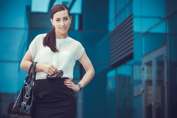 Business woman walking outside in city — Stock Photo, Image