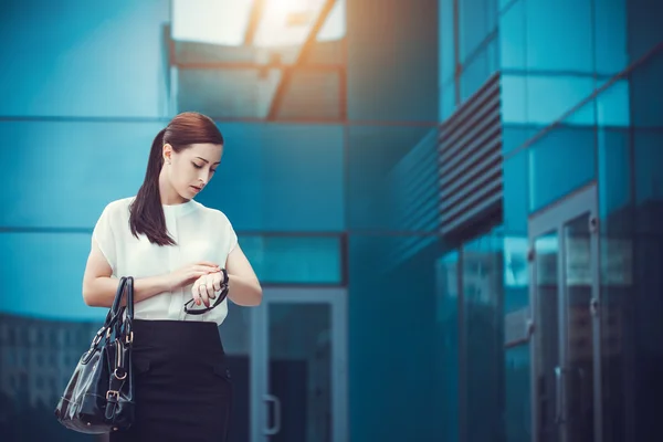 Business woman walking outside in city — Stock Photo, Image