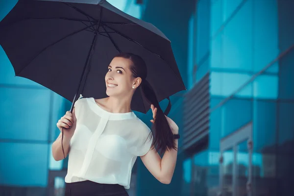 Atraente Empresária está andando na cidade — Fotografia de Stock