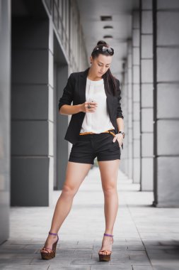 şehir merkezinde kadın