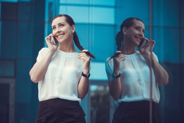 Akıllı telefonlu kadın.