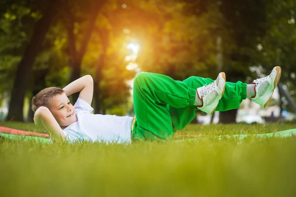 Ragazzo che fa esercizio — Foto Stock