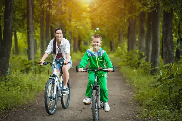 Мать и сын с велосипедами — стоковое фото