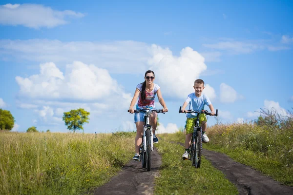 Moeder en zoon paardrijden fietsen — Stockfoto