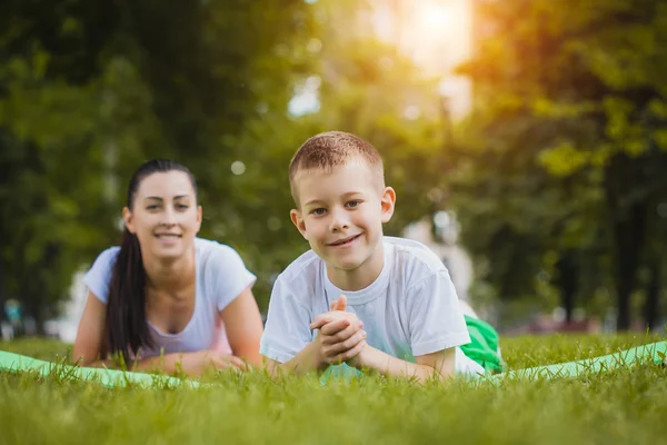 Sohn und Mutter — Stockfoto