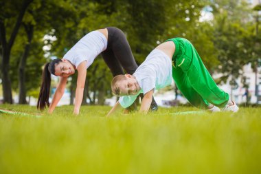 Park yapıyor anne ve oğlu
