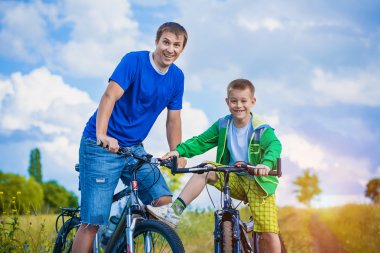 Baba ve oğul bisiklet sürme