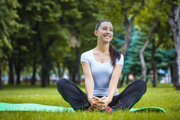 Mujer bonita haciendo ejercicios en el parque — Foto de Stock