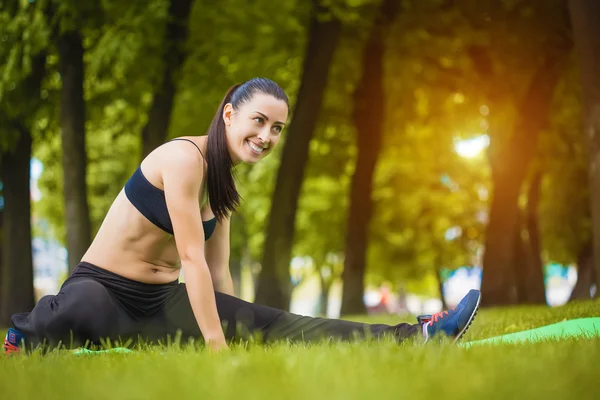 Mujer bonita haciendo ejercicios en el parque — Foto de Stock