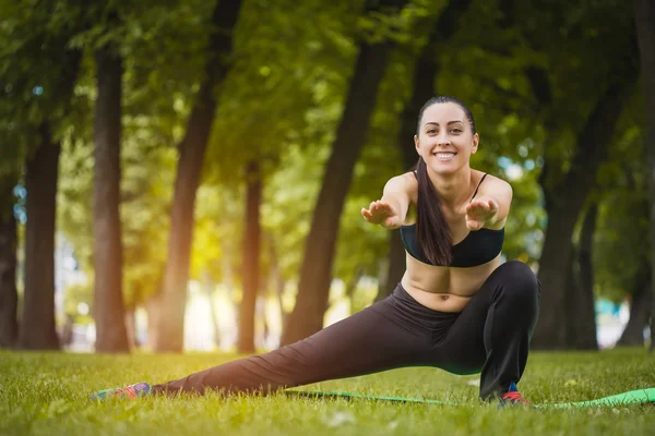 Vacker kvinna göra övningar i parken — Stockfoto