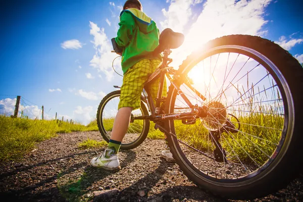 Kleiner Junge mit Fahrrad — Stockfoto