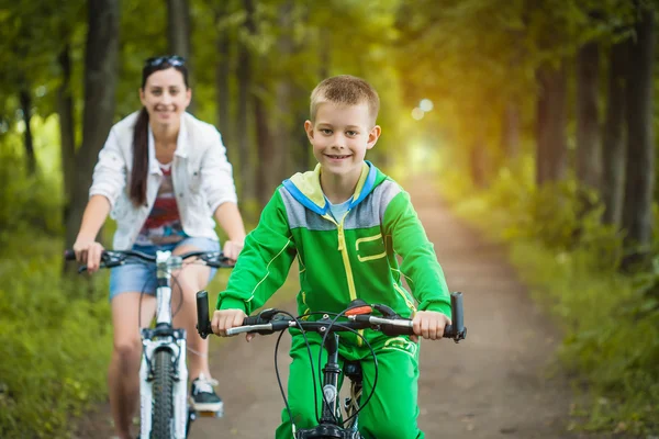 Mor och son ridning cyklar — Stockfoto