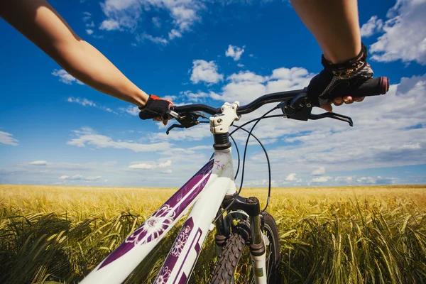 Mountain biking in the field. — Stock Photo, Image