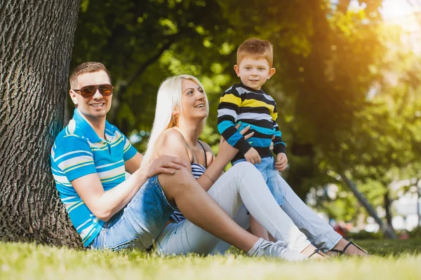 Familia feliz en el parque de verano — Foto de Stock