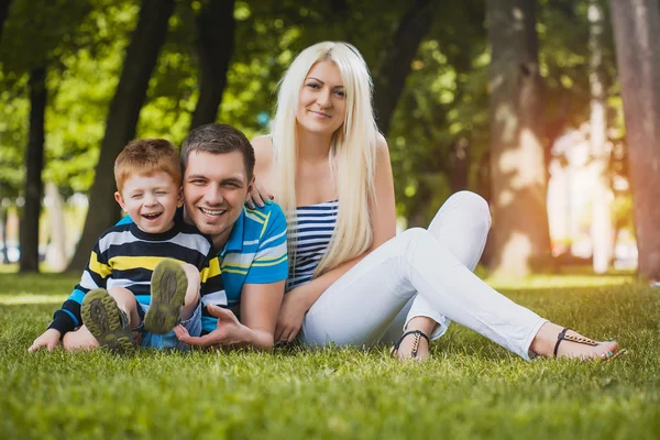 Lycklig familj i parken sommaren — Stockfoto