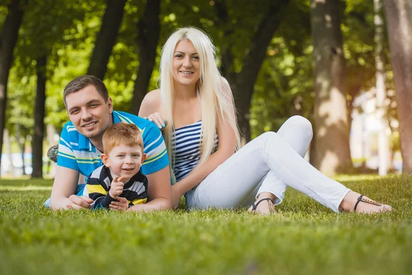 Lycklig familj i parken sommaren — Stockfoto