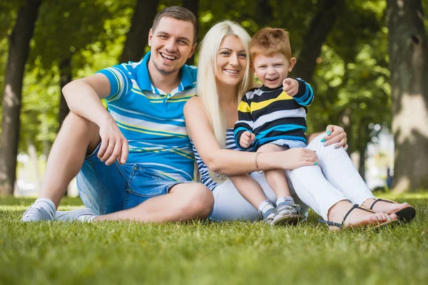 Lycklig familj i parken sommaren — Stockfoto