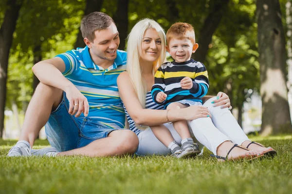 Familia feliz en el parque de verano Fotos De Stock Sin Royalties Gratis