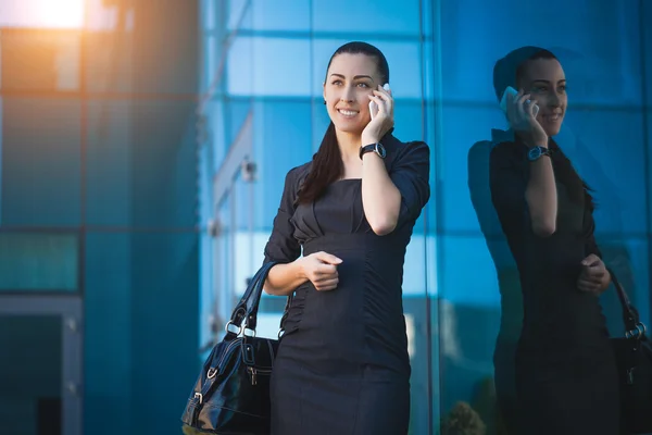 Başarılı işkadını cep telefonunuzun konuşma. — Stok fotoğraf