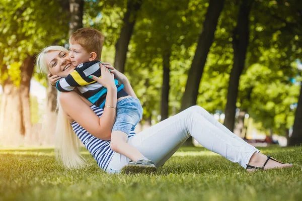 Mãe com filho no parque — Fotografia de Stock