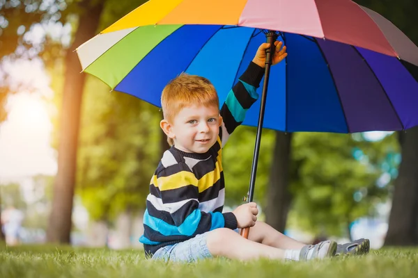 Портрет щасливого маленького хлопчика в парку — стокове фото