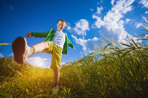 Courir petit garçon heureux dans le champ de weat prairie — Photo