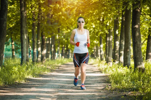 Mladá žena jogging v přírodě — Stock fotografie