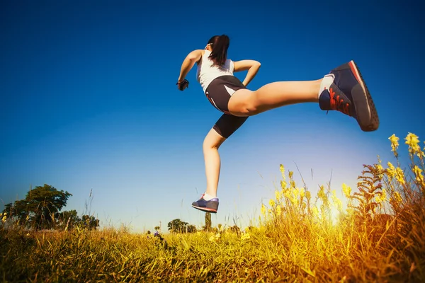 フィールドでのジョギングの若い女性 — ストック写真