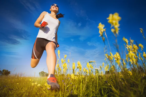 Mujer joven corriendo en el campo —  Fotos de Stock