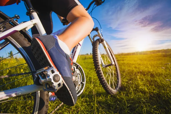 Foot on pedal of bicycle — Stock Photo, Image