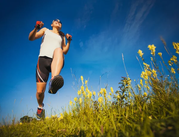 Giovane donna che fa jogging sul campo — Foto Stock