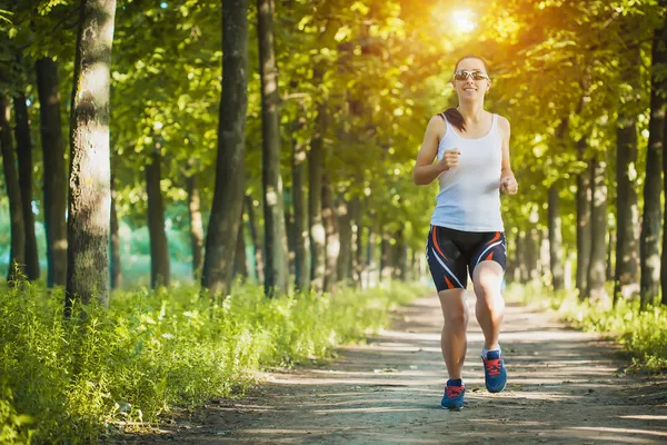Young woman jogging in nature — Stock Photo, Image