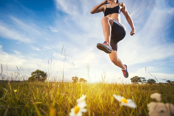 Ung kvinna joggar i naturen — Stockfoto